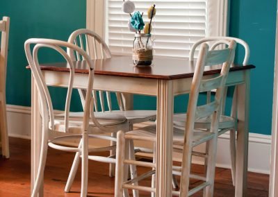 breakfast area with painted wall